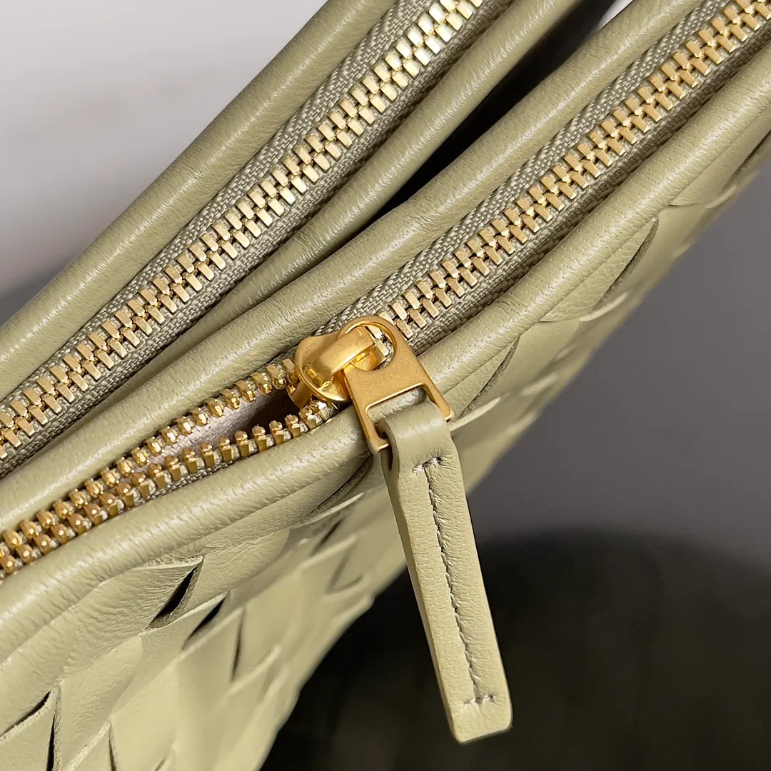 Batch 1720 BOTTEGA VENETA’s new GEMELLI MESSENGER bag Today I want to give you a super invincible and practical crossbody bag, Gemelli·Messenger This bag not only looks simple and elegant, but also has perfect practicality! The light design and lightweight body make it easy to carry whether you are shopping or traveling, making you more mobile! In fact, the shoulder strap is detachable, and you can DIY it by yourself to replace it with a chain or short armpit shoulder strap. Moreover, this shoulder strap will be wider, making it more comfortable to carry on your body! up! up! Style number: 796638 Size: 26*15*8cm